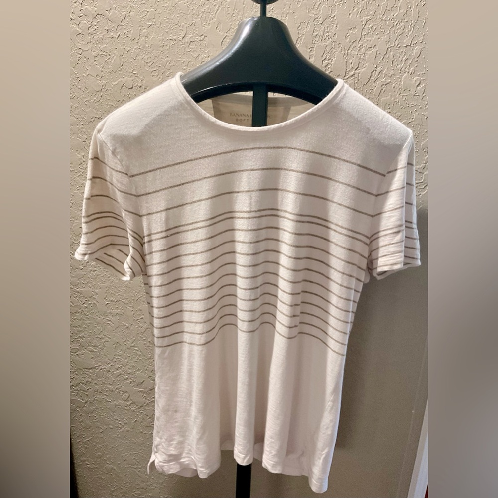 BANANA REPUBLIC SOFT WASH TEE! Size L